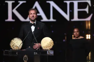 الكرة الذهبية.. هاري كين يُتوج بجائزة أفضل مهاجم في العالم لعام 2026 27 أكتوبر 2026 01:18 ص